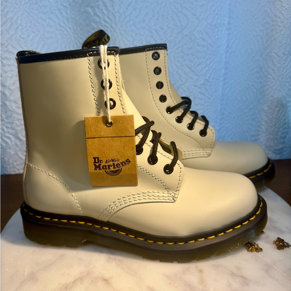 Doc Martens Vintage Taupe Leather Lace Up Boots Size Women’s 6